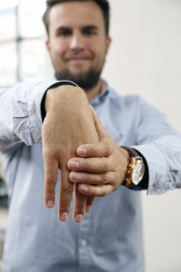 Mausarm adé mit der täglichen Dehnung des Unterarms